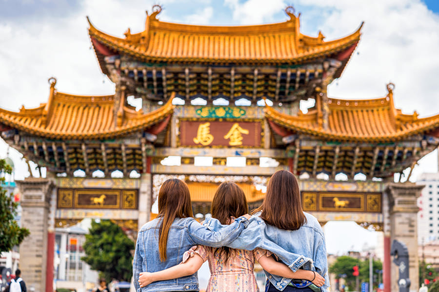3 mujeres frente a un palacio de China