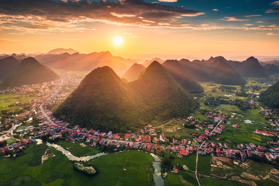 Paisaje de un atardecer de las montañas de Yangshuo